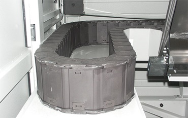 Geen schroeiplekken meer: polymeer kabelrups gemaakt van het speciale materiaal "igumid HT". De energietoevoer is bestand tegen spanen met een temperatuur tot 850°C.