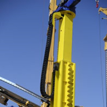 Hangende kabelrups geïnstalleerd in een bouwmachine