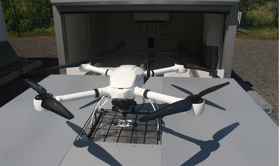 Drone-hangar met platform