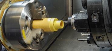 Stafmateriaal van iglidur® high-performance polymeren wordt gedraaid om de juiste vorm te realiseren.