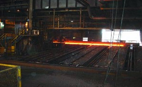 Energietoevoer op de buitenkraan van de staalfabriek van Corus Rail