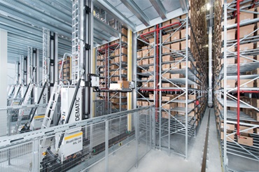 DEMATIC storage retrieval systeem met igus® guidelok geleidegoot
