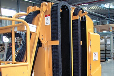 Grove Manlift met kabelrups in een extreem krappe ruimte