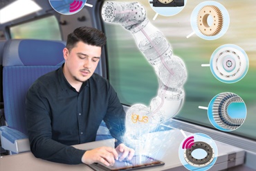 Man werkt met tablet in de trein en bestuurt een robotarm