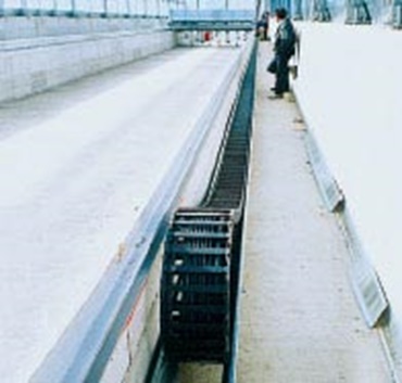 Gliding cable carrier 
