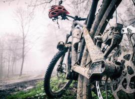 Mountainbike in de modder