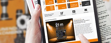 Hand met tablet en tijdschrift